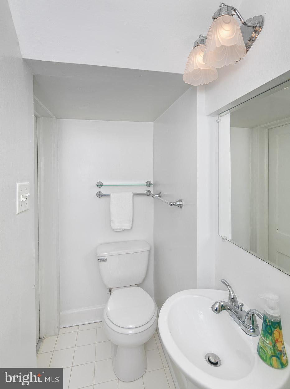 726 Anneslie Road Baltimore, MD 21212 - Photo 19 of 45 Main level full bath.