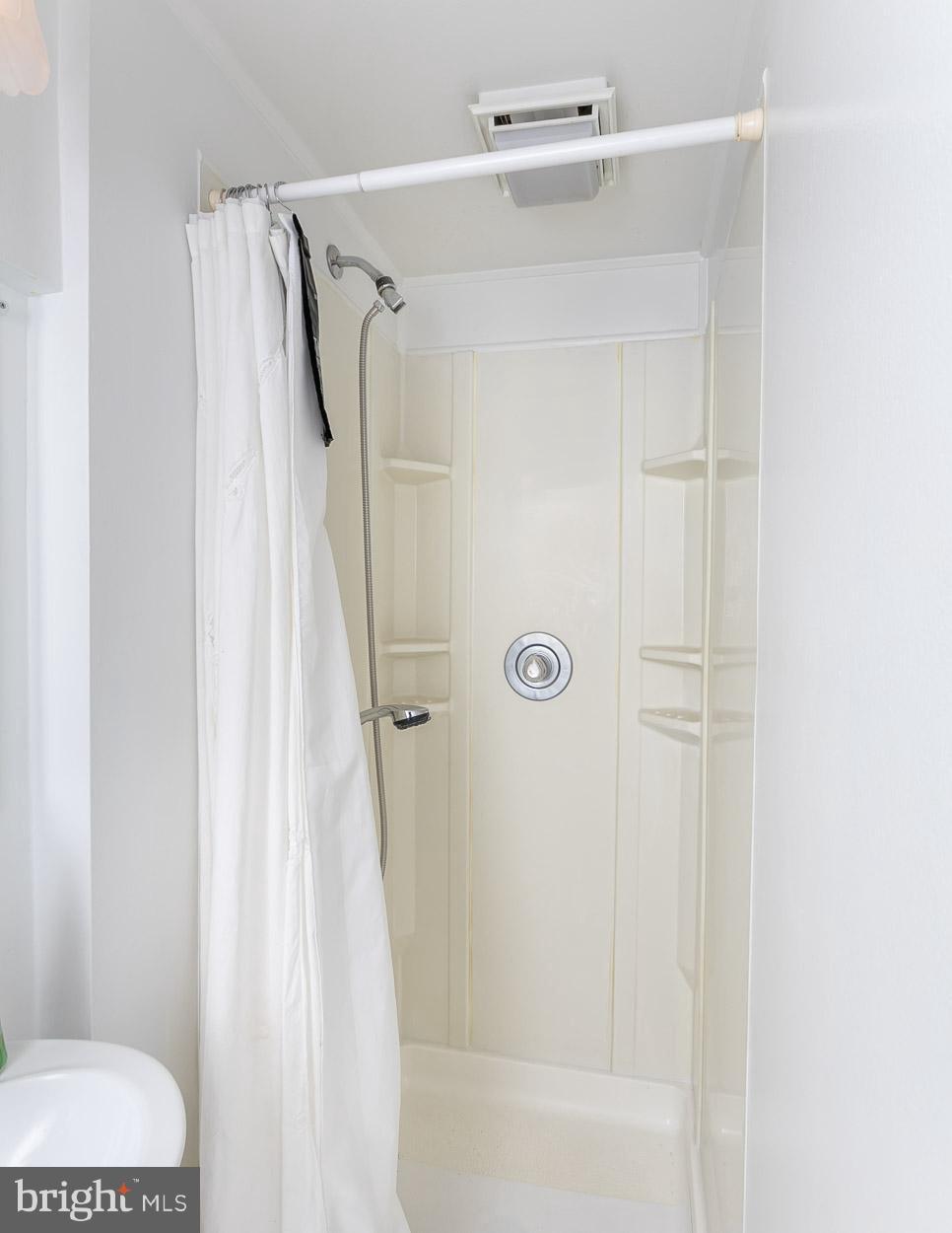 726 Anneslie Road Baltimore, MD 21212 - Photo 20 of 45 Main level full bath.