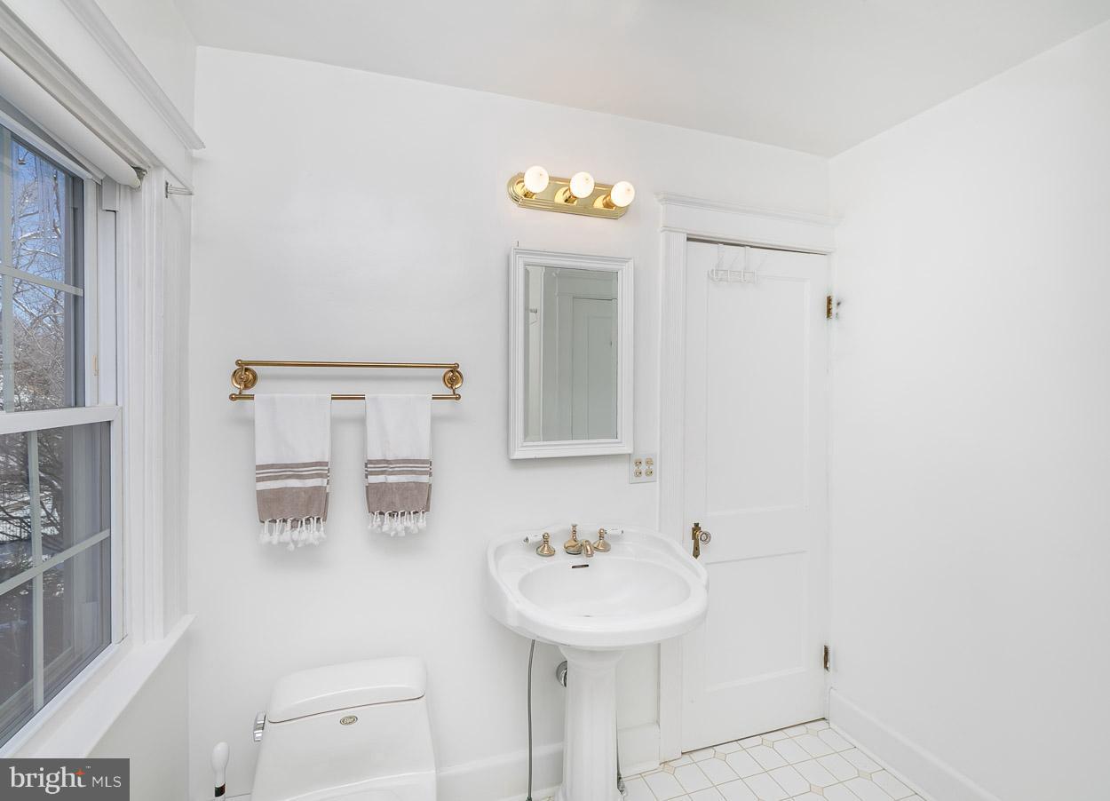 726 Anneslie Road Baltimore, MD 21212 - Photo 28 of 45 Second floor full bath with original charm.