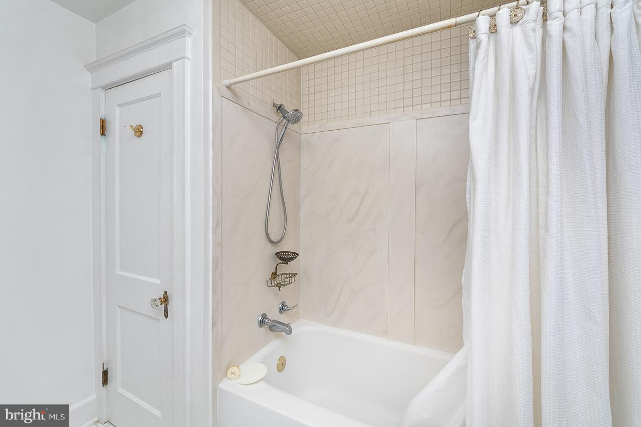 726 Anneslie Road Baltimore, MD 21212 - Photo 29 of 45 Second floor full bath with original charm.