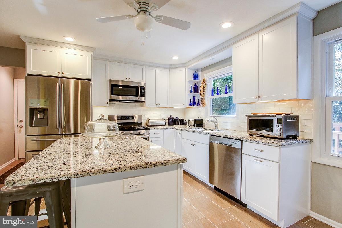 11413 Running Cedar Road Reston, VA 20191 - Photo 7 of 30 New Cabinets and Granite Counters are highlights
