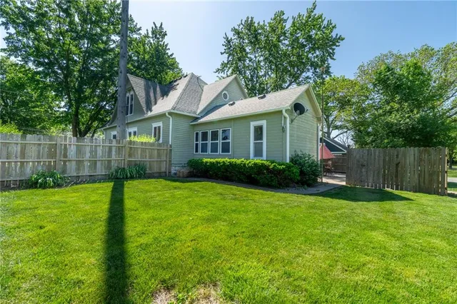 $349,000 | 308 South Hughes Street, Hamilton, MO 64644