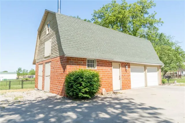 $349,000 | 308 South Hughes Street, Hamilton, MO 64644