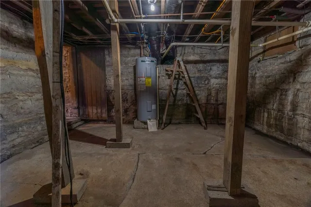 $349,000 | 308 South Hughes Street, Hamilton, MO 64644