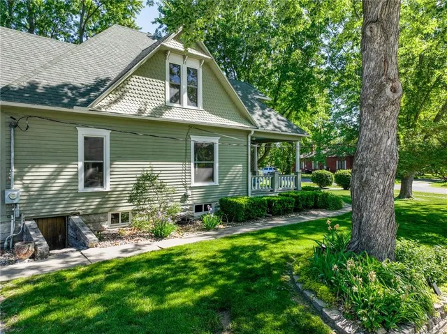 $349,000 | 308 South Hughes Street, Hamilton, MO 64644