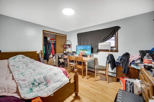 a bed room with two bed and a desk