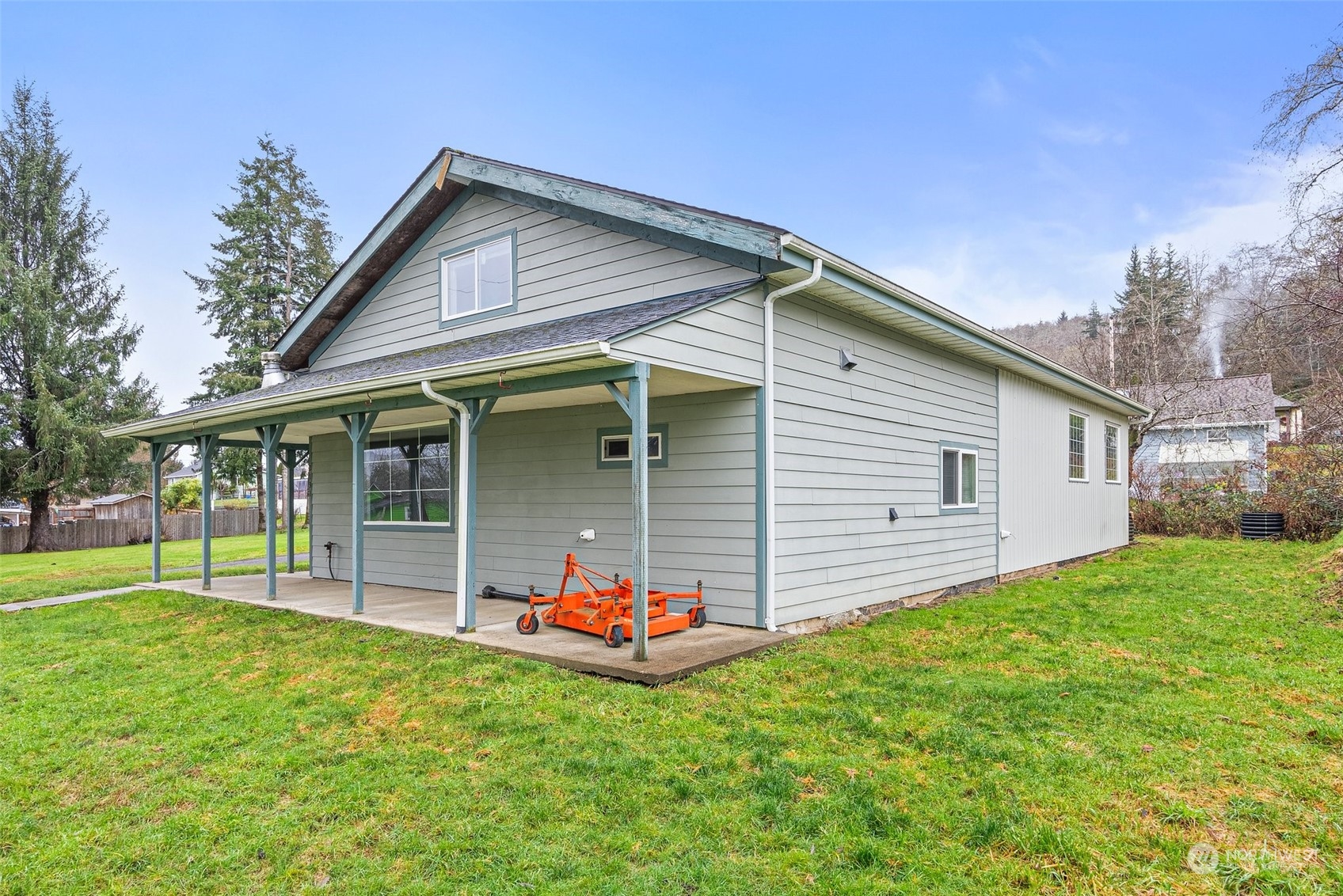 2131 Stuart Street Raymond, WA 98577 - Photo 20 of 25 a view of a backyard with a garden and plants