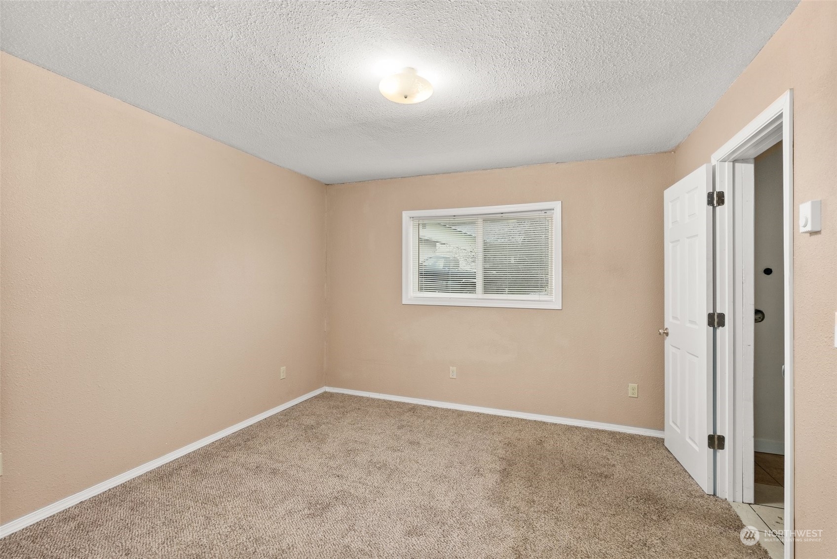 2131 Stuart Street Raymond, WA 98577 - Photo 9 of 25 an empty room with windows