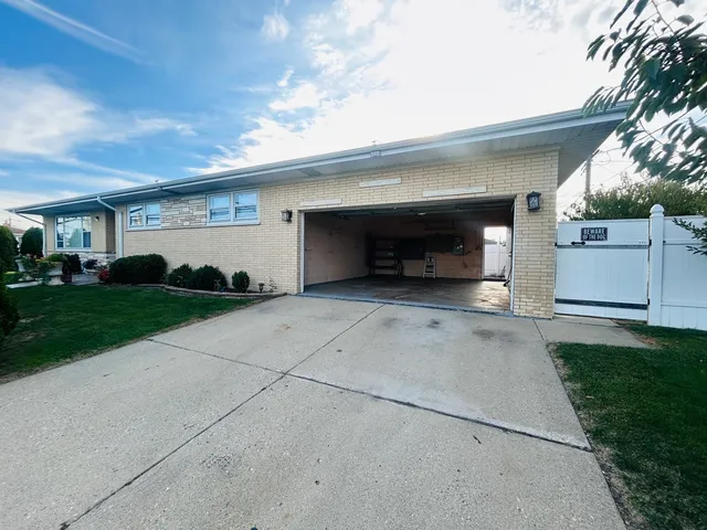 $3,500 | 8500 West Winona Street, Chicago, IL 60656