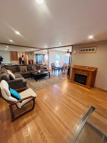 $3,500 | 8500 West Winona Street, Chicago, IL 60656