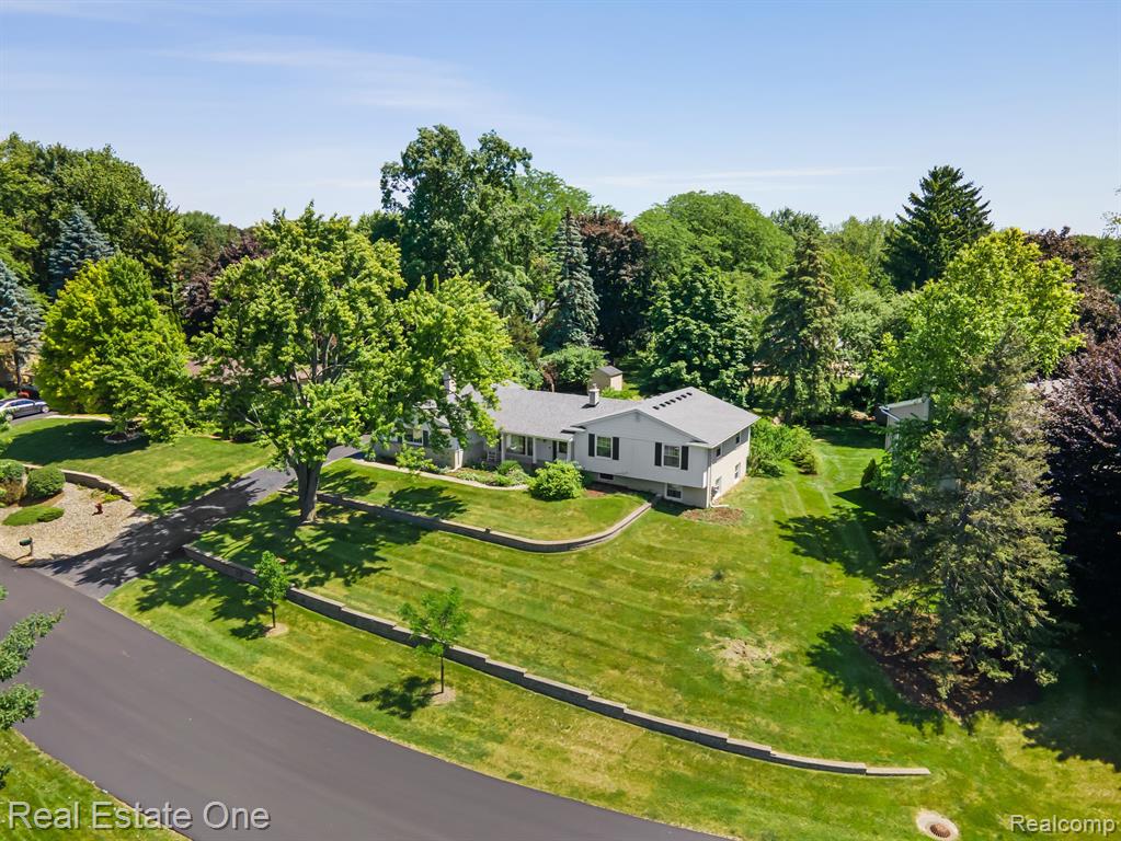 650 South Fieldstone Drive Rochester Hills, MI 48309 - Photo 1 of 17