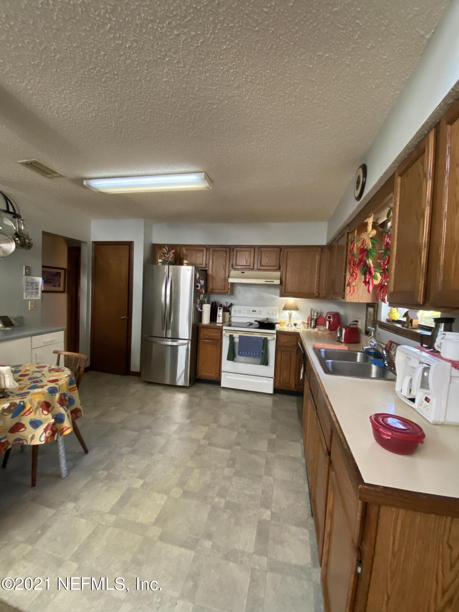 8219 Crosswind Road Jacksonville, FL 32244 - Photo 6 of 26 Large Kitchen