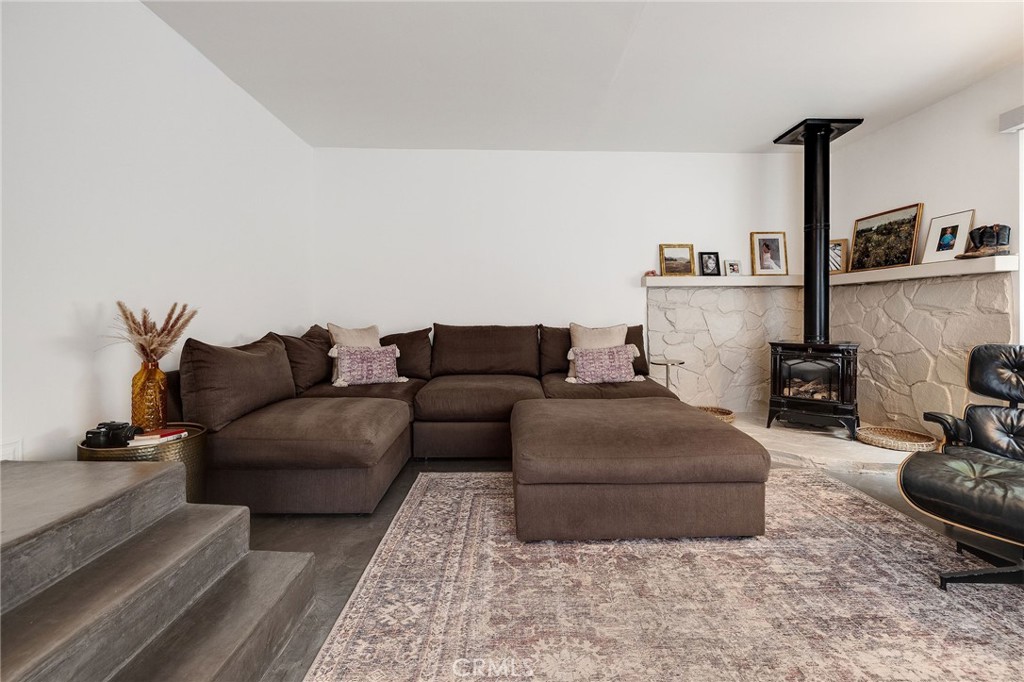 1706 Carver Street Redondo Beach, CA 90278 - Photo 19 of 40 a living room with furniture