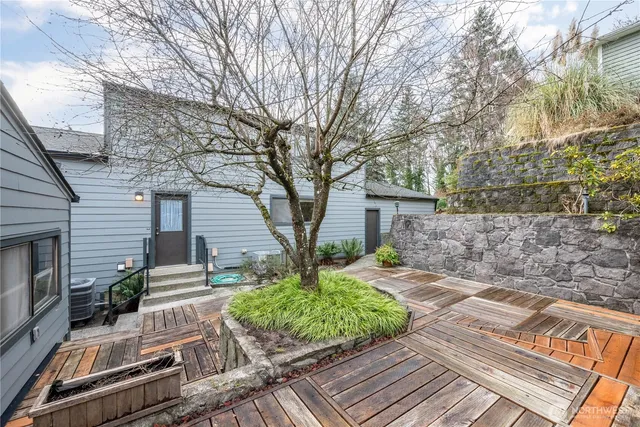 a view of a yard of the house