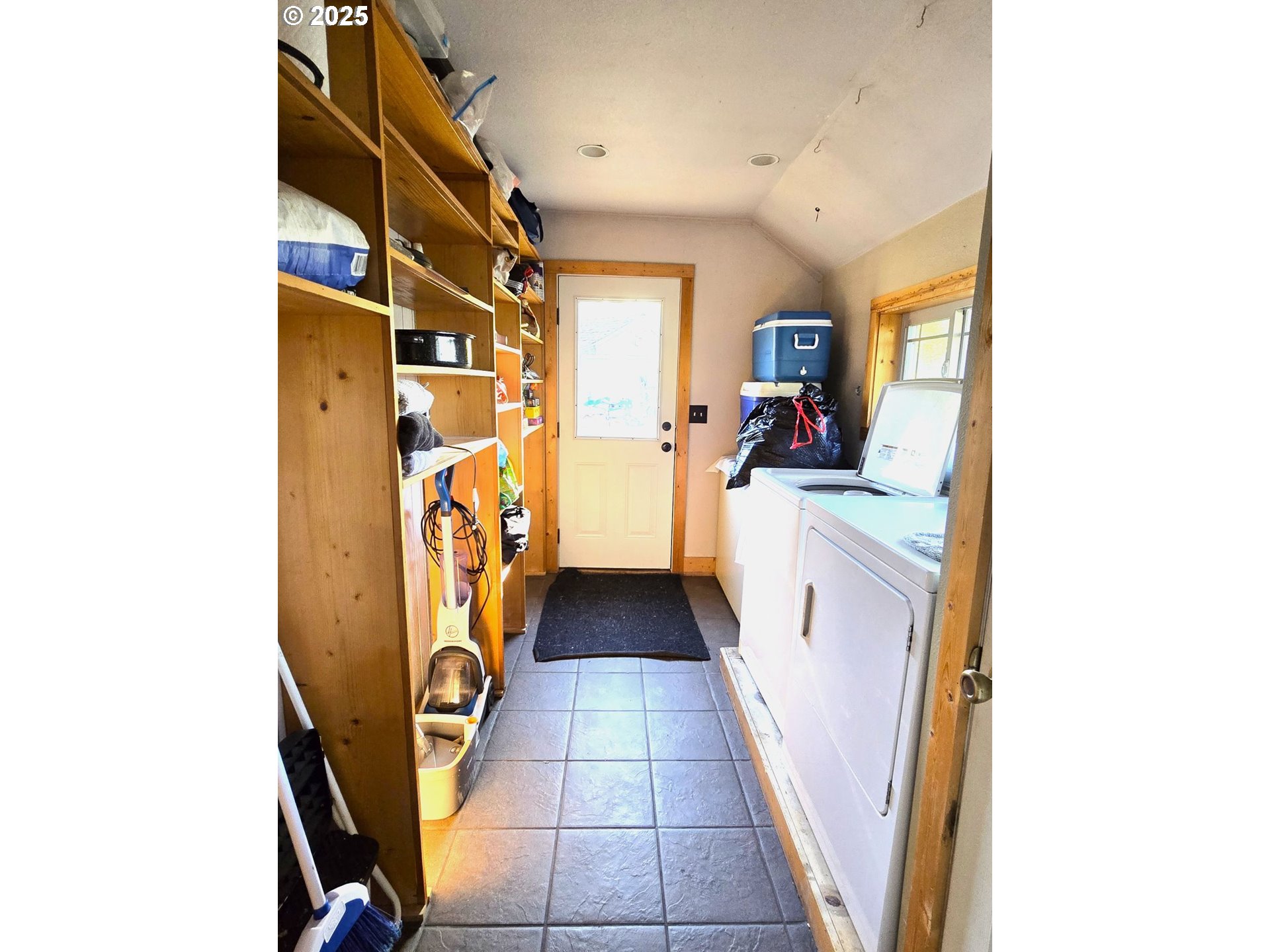 100 Southeast Hillcrest Road John Day, OR 97845 - Photo 11 of 30 a view of a hallway with furniture and entryway
