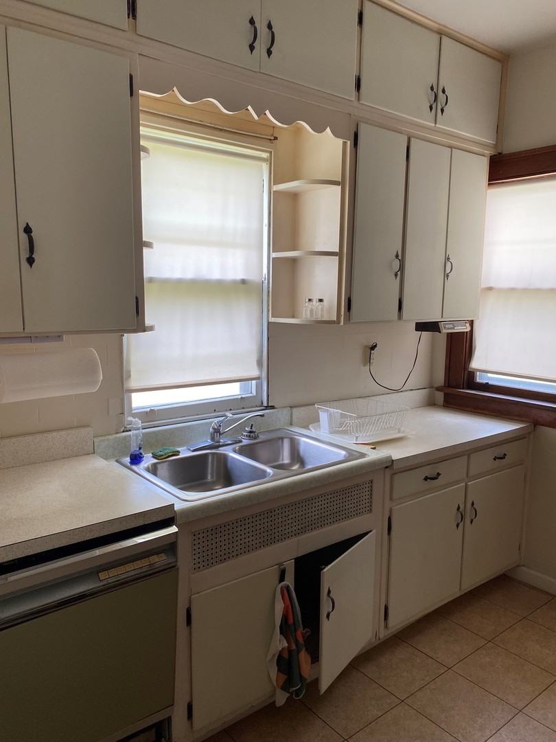 3112 Chicago Road Steger, IL 60475 - Photo 7 of 15 a sink with a washer and dryer
