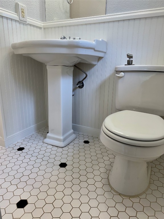 1009 Alegria Road Austin, TX 78757 - Photo 17 of 27 a bathroom with a toilet and a sink