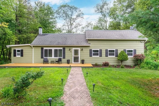 $439,000 | 25 East Shore Lake Owassa Road, Newton, NJ 07860