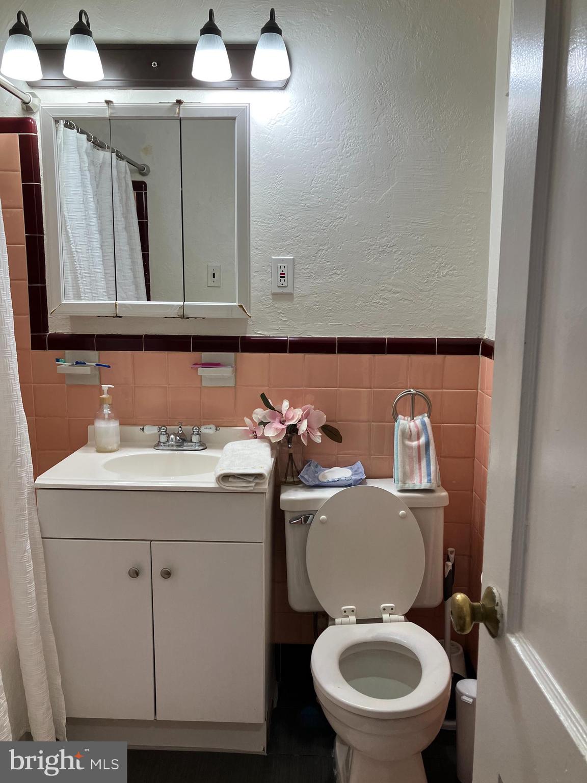 1022 Unruh Avenue Philadelphia, PA 19111 - Photo 25 of 59 1st Floor Unit - Full Bathroom
