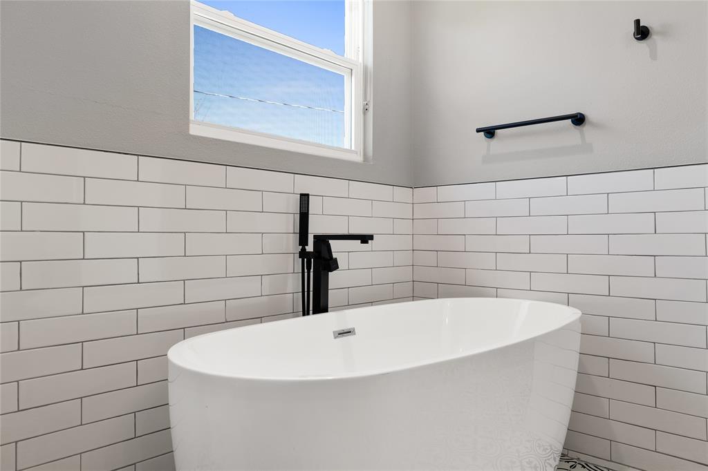 2728 Livingston Avenue Fort Worth, TX 76110 - Photo 24 of 37 a bathroom with a bathtub