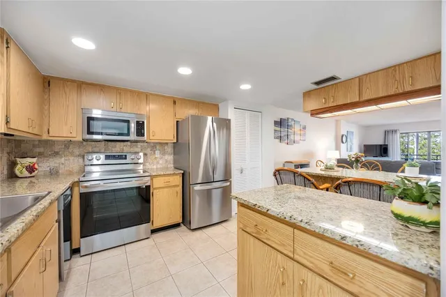 $299,000 | 1400 1st Avenue West, Unit 203, Bradenton, FL 34205