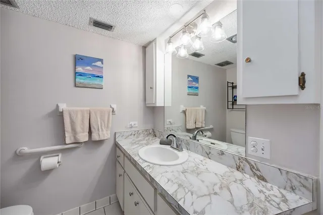 $299,000 | 1400 1st Avenue West, Unit 203, Bradenton, FL 34205