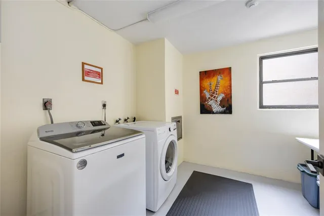 $299,000 | 1400 1st Avenue West, Unit 203, Bradenton, FL 34205