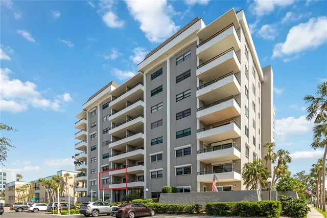 $299,000 | 1400 1st Avenue West, Unit 203, Bradenton, FL 34205