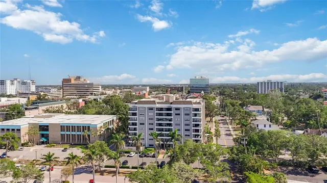 $299,000 | 1400 1st Avenue West, Unit 203, Bradenton, FL 34205