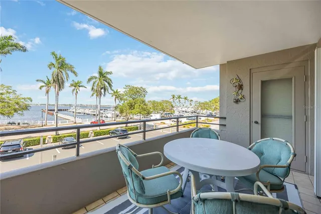 $299,000 | 1400 1st Avenue West, Unit 203, Bradenton, FL 34205