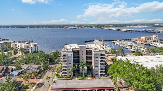 $299,000 | 1400 1st Avenue West, Unit 203, Bradenton, FL 34205