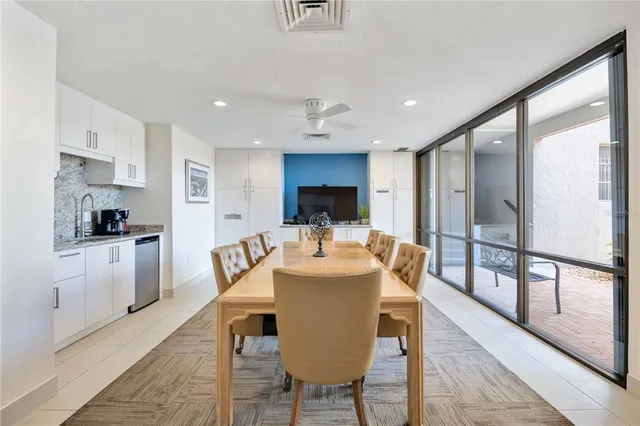 $299,000 | 1400 1st Avenue West, Unit 203, Bradenton, FL 34205