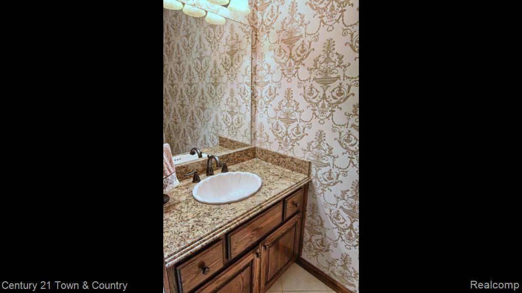 3112 Baypoint Drive Rochester, MI 48309 - Photo 15 of 33 Half_Bath.jpg