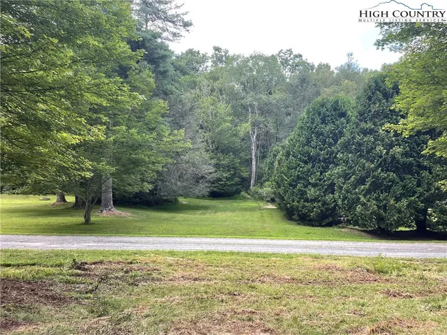a view of a yard with a house