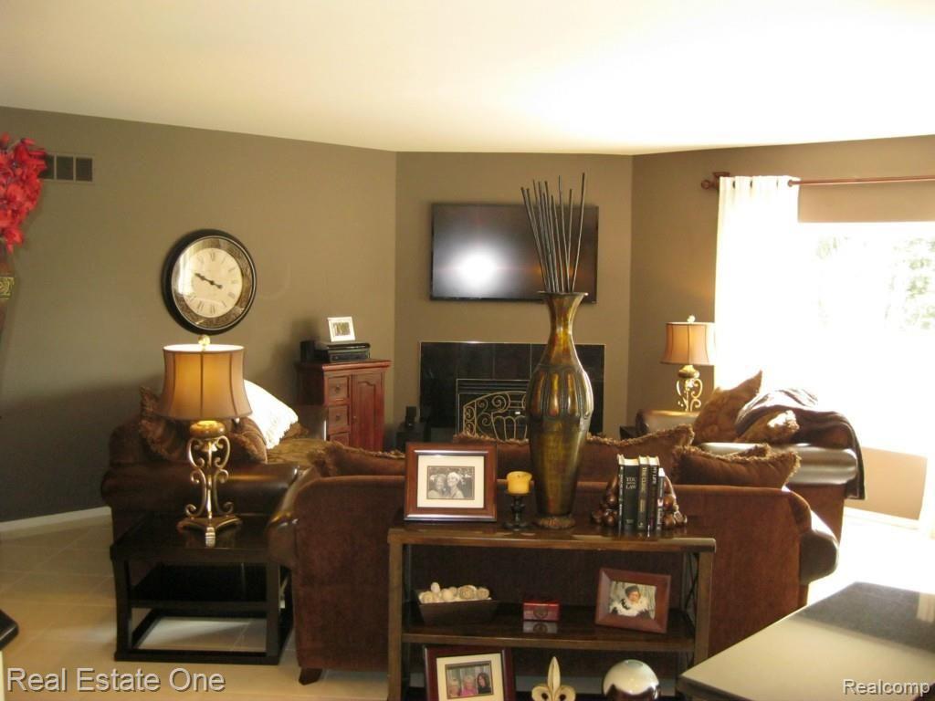 4245 Derry Court Rochester, MI 48306 - Photo 13 of 39 Family Room