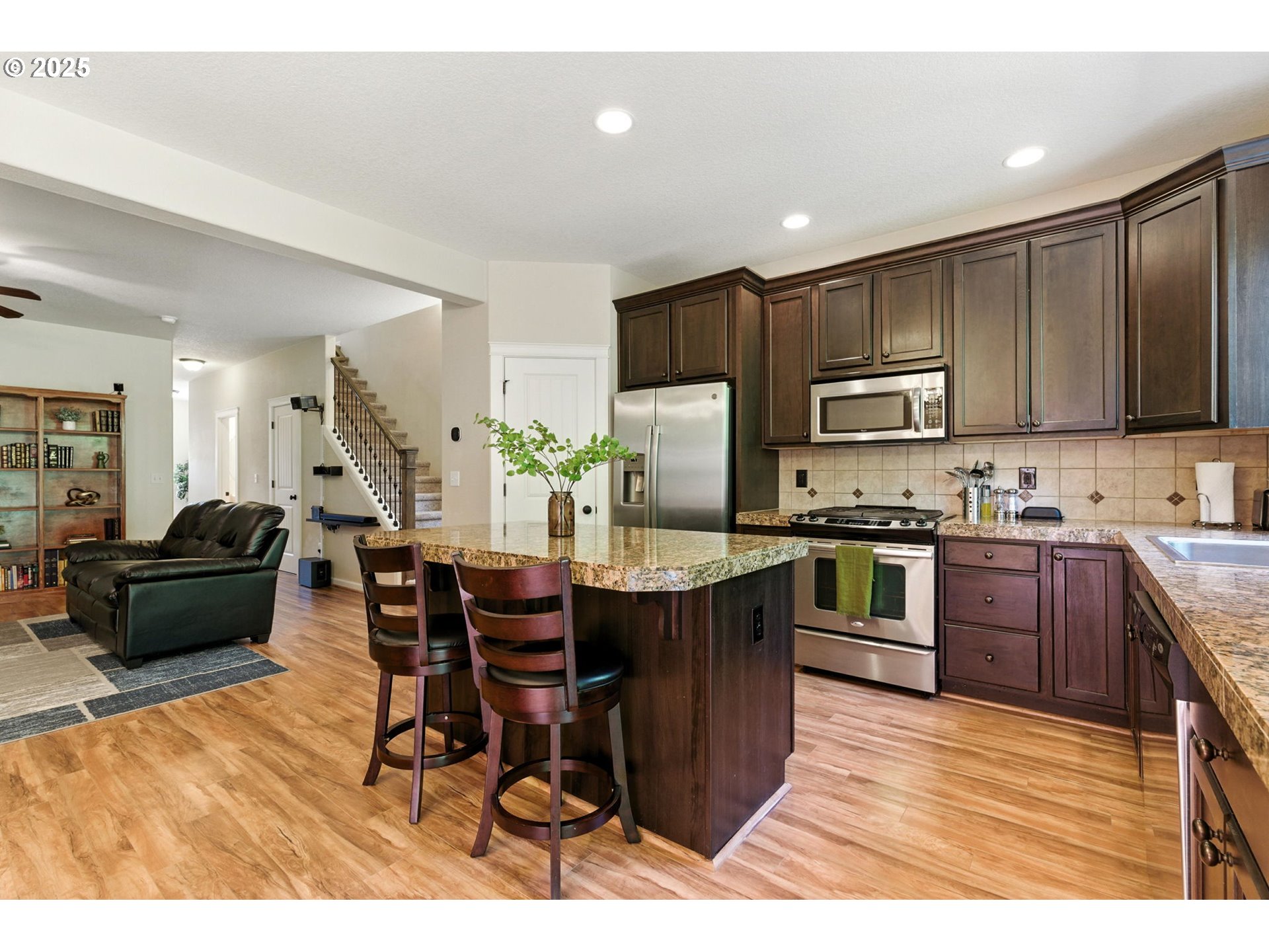 13963 Traveler Road Oregon City, OR 97045 - Photo 5 of 21 Kitchen/Living Room