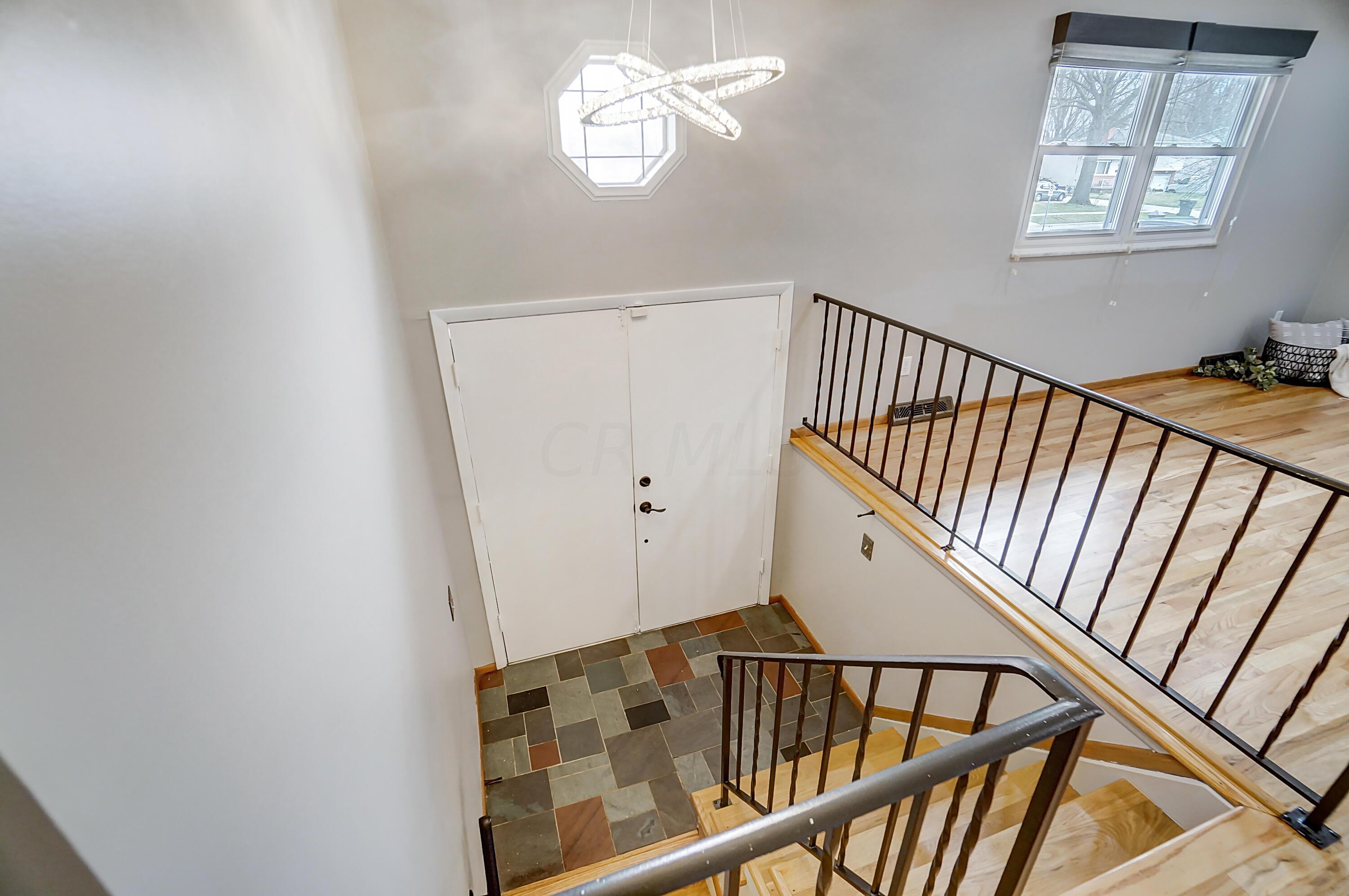 6321 Karl Road Columbus, OH 43229 - Photo 3 of 37 Foyer