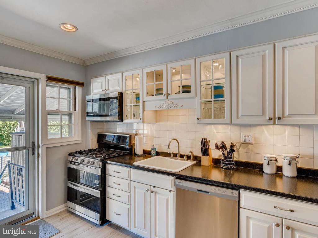 1906 Holborn Road Baltimore, MD 21222 - Photo 9 of 29 Bright kit w/glass cab drs, SS appl, DOUBLE OVENS!