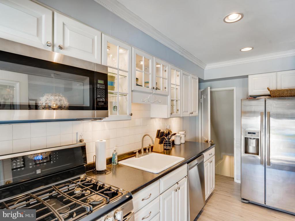 1906 Holborn Road Baltimore, MD 21222 - Photo 10 of 29 New wood-style flooring, new D/W, & microwave!