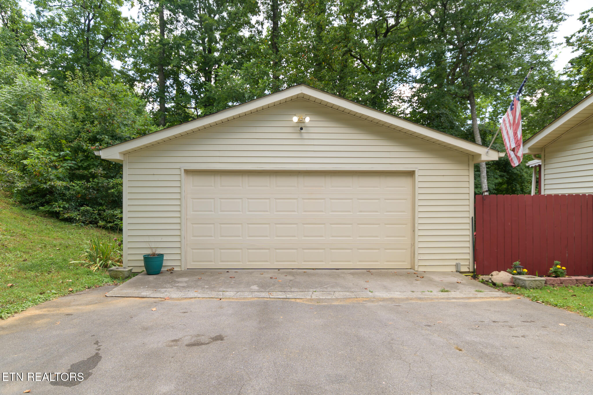 335 Booker Road Maynardville, TN 37807 - Photo 7 of 43 2-car garage