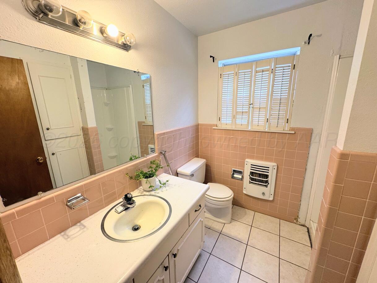 1010 Northwestern Street Perryton, TX 79070 - Photo 12 of 16 1010 NORTHWESTERN BATHROOM