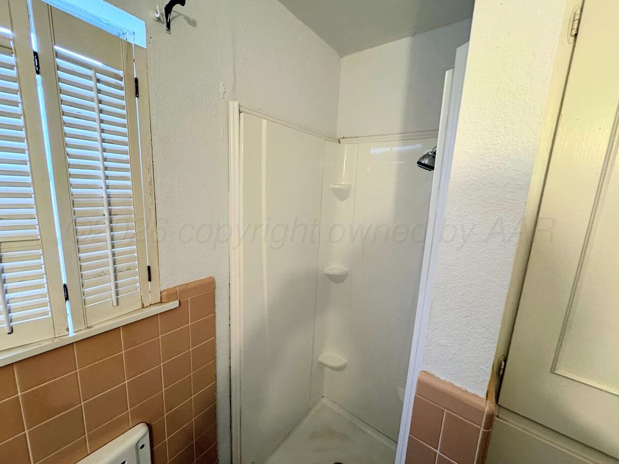 1010 Northwestern Street Perryton, TX 79070 - Photo 13 of 16 1010 NORTHWESTERN SHOWER