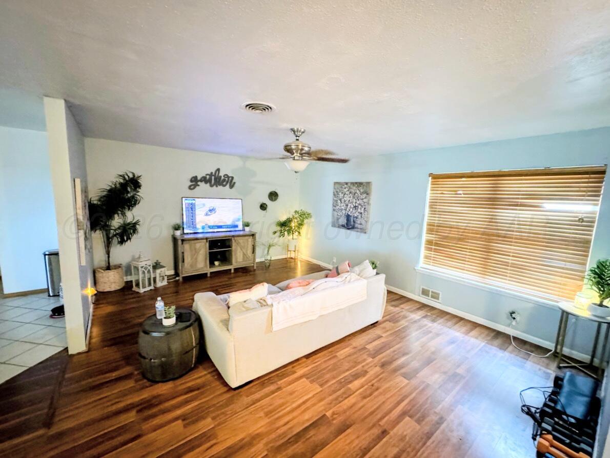 1010 Northwestern Street Perryton, TX 79070 - Photo 2 of 16 1010 NORTHWESTERN LIVING ROOM