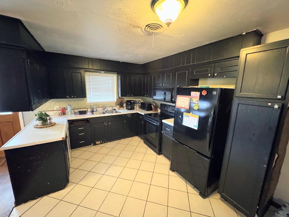 1010 Northwestern Street Perryton, TX 79070 - Photo 4 of 16 1010 NORTHWESTERN KITCHEN