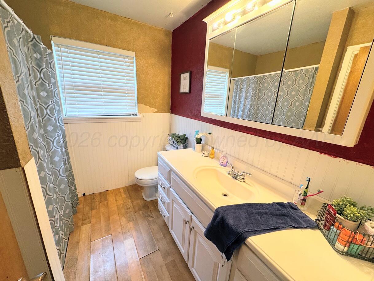 1010 Northwestern Street Perryton, TX 79070 - Photo 8 of 16 1010 NORTHWESTERN BATHROOM