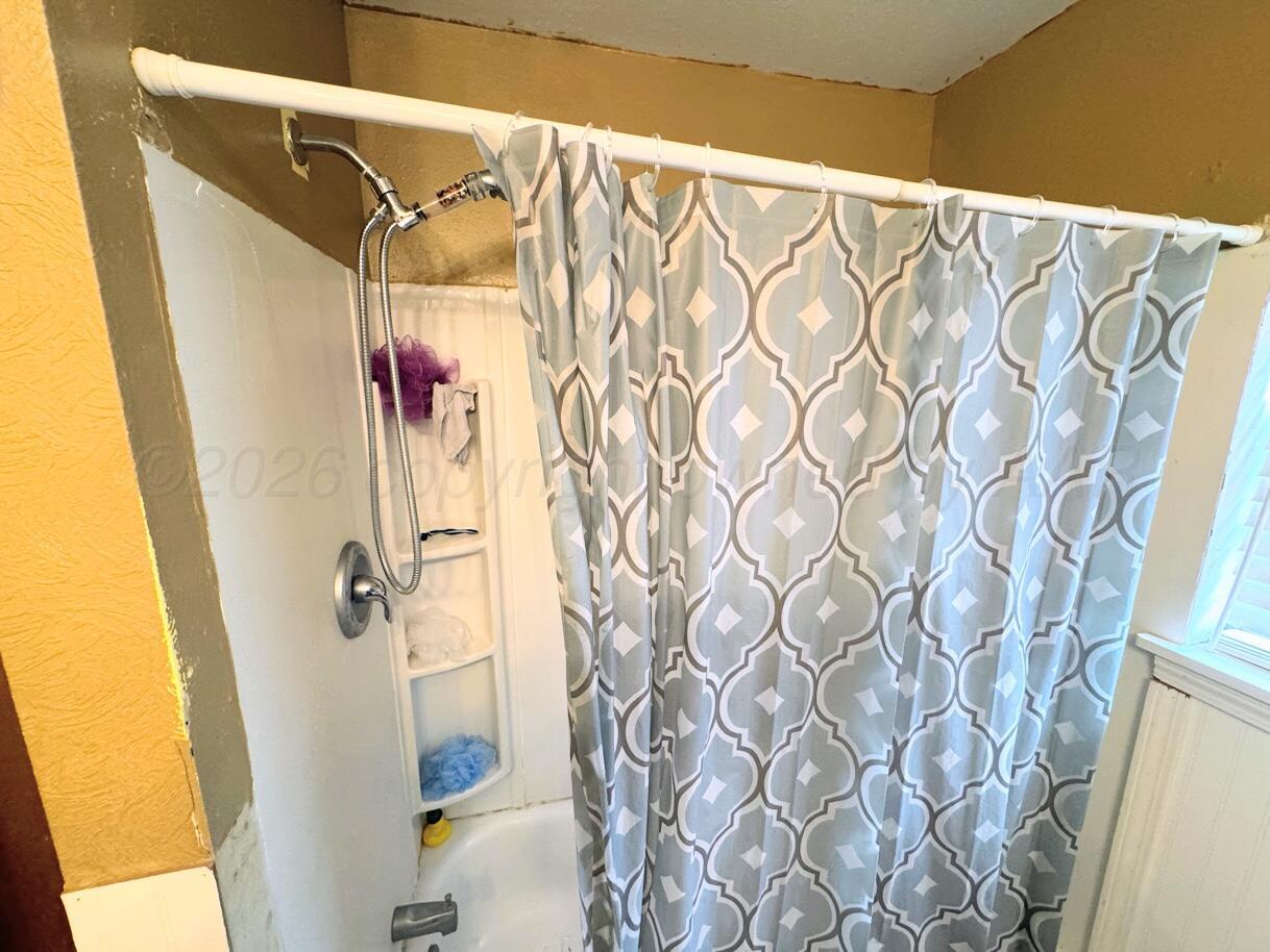 1010 Northwestern Street Perryton, TX 79070 - Photo 9 of 16 1010 NORTHWESTERN BATHTUB SHOWER
