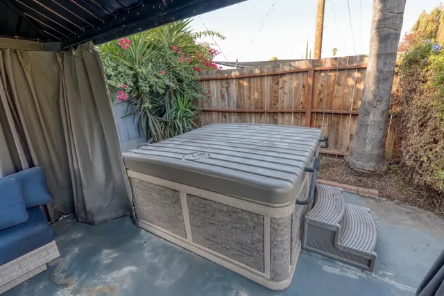 a view of a backyard