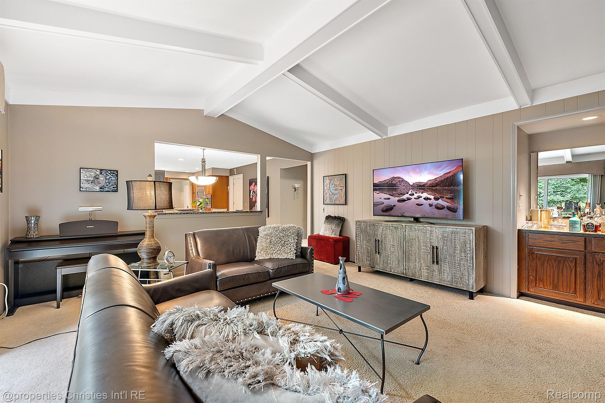 428 Lake Forest Road Rochester, MI 48309 - Photo 14 of 62 Large family room with