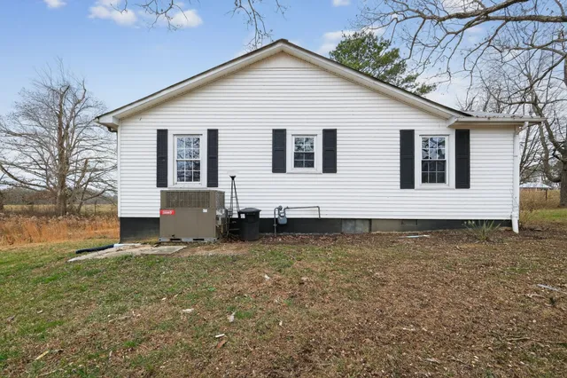 a view of a house with backyard