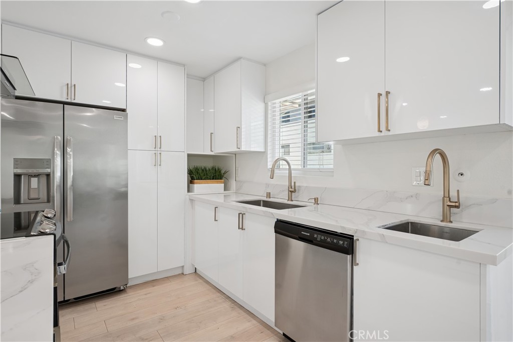 5330 Zelzah Avenue, Unit 7 Encino, CA 91316 - Photo 11 of 35 a kitchen with stainless steel appliances granite countertop a sink stove and refrigerator